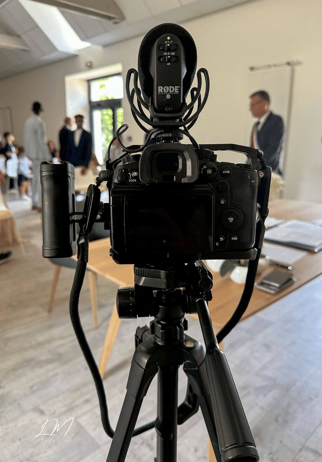 Caméra professionnelle installée pour le tournage d’un film d’entreprise par LM Production, vidéaste professionnelle en Bretagne et partout en France.