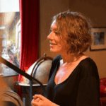 Marie Leresteux, coach conférenciers, metteuse en scène et directrice d’une agence de conférenciers, lors d’une prise de parole sur scène. LM Production accompagne les conférenciers et les événements professionnels en photo, captation vidéo et création de teasers.