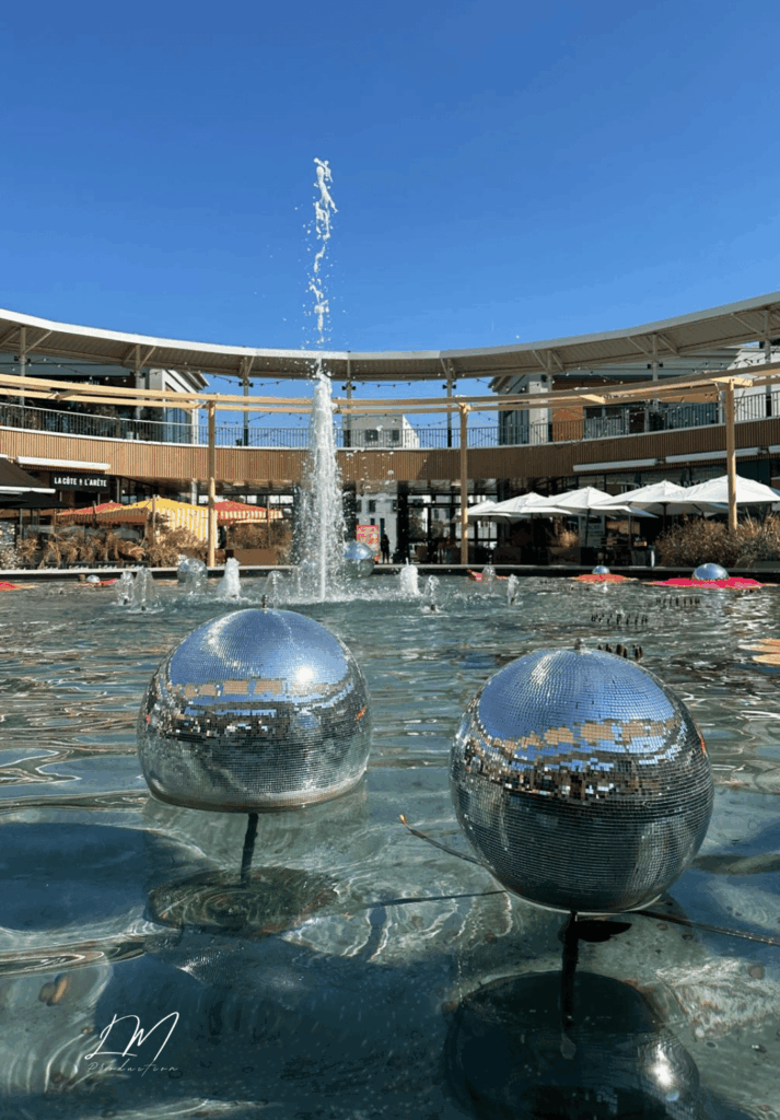 Décoration d’un événement privé avec fontaine et boules à facettes – reportage photo et vidéo LM Production en Bretagne.